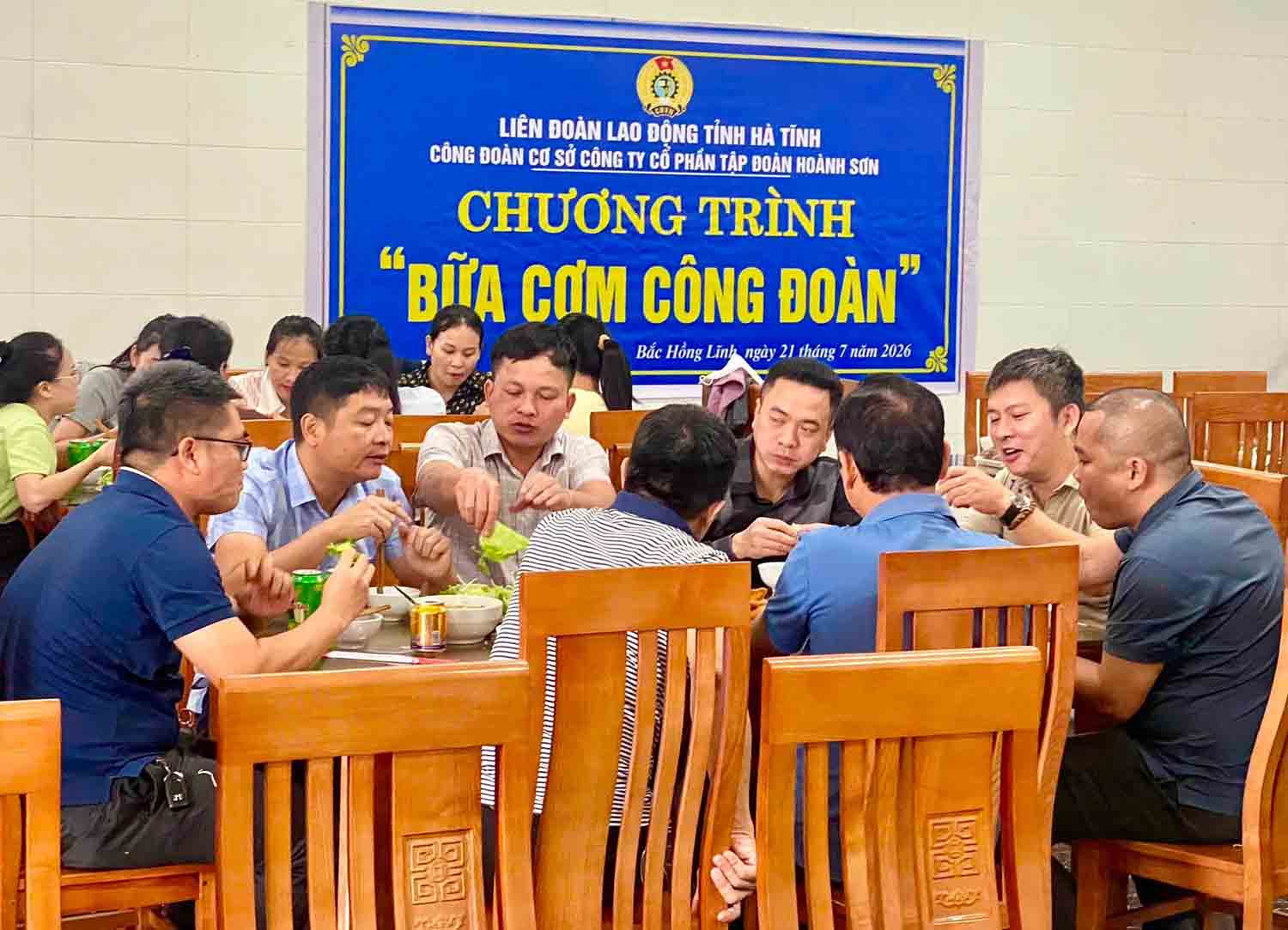 Trade Union meal at Hoanh Son Group Joint Stock Company. Photo: Ha Tinh Trade Union