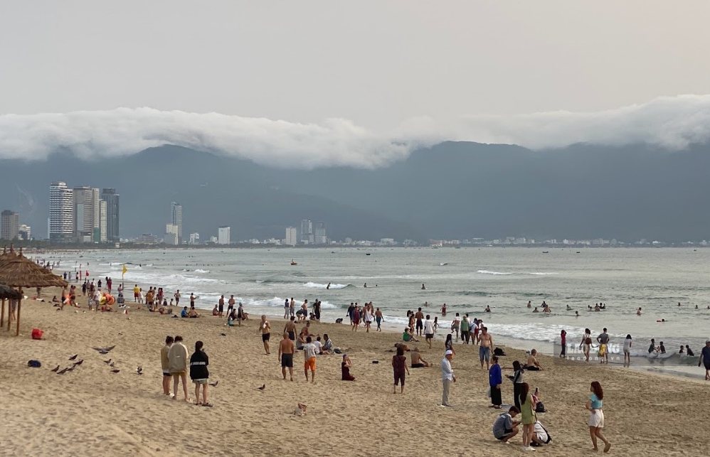Les activités sportives sur la plage de Da Nang sont l'une des destinations les plus appréciées des habitants locaux et des touristes. Photo: Tra Ban