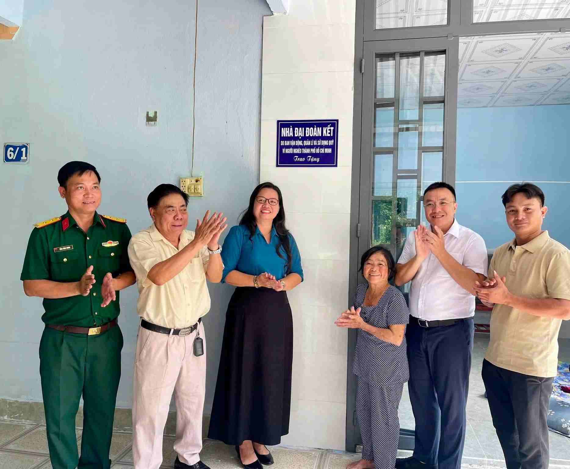 Handover ceremony of Dai Doan Ket house to children of resistance activists infected with chemical toxins. Photo: Phuoc Thanh Commune People's Committee