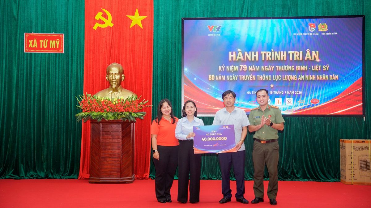 ROX Group accompanies the program, awarding 40 gifts/scholarships to policy families, households in difficult circumstances and children of wounded soldiers and martyrs. Photo: ROX Group