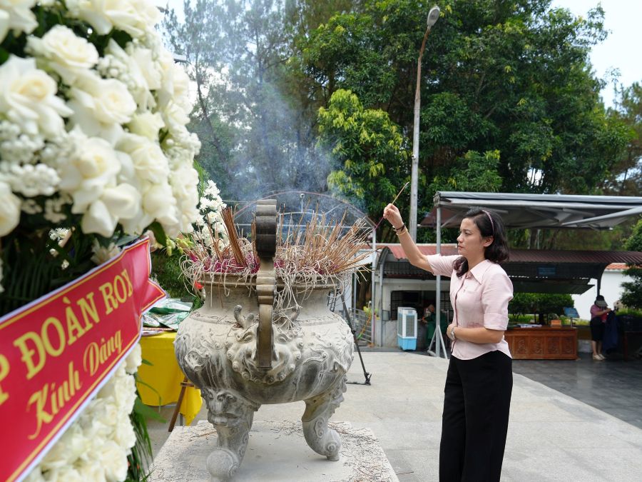 Hoạt động dương hương, dâng hoa trong các chuyến về nguồn. Ảnh: ROX Group