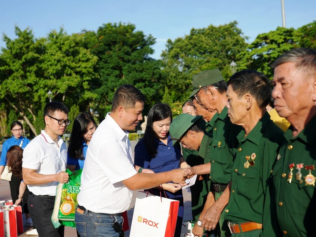 Những hoạt động tri ân thể hiện lòng biết ơn với các thế hệ đi trước, giúp mỗi CBNV hiểu hơn giá trị của hòa bình. Ảnh: ROX Group 