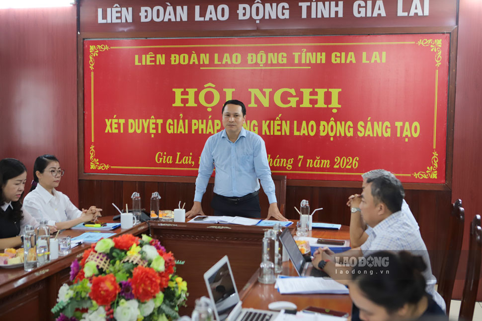 Mr. Ha Duy Trung - Member of the Executive Committee of the Vietnam General Confederation of Labor, Vice Chairman of the Vietnam Fatherland Front Committee of the province, Chairman of the Gia Lai Provincial Confederation of Labor - gave opinions on solutions and initiatives. Photo: Hoai Phuong