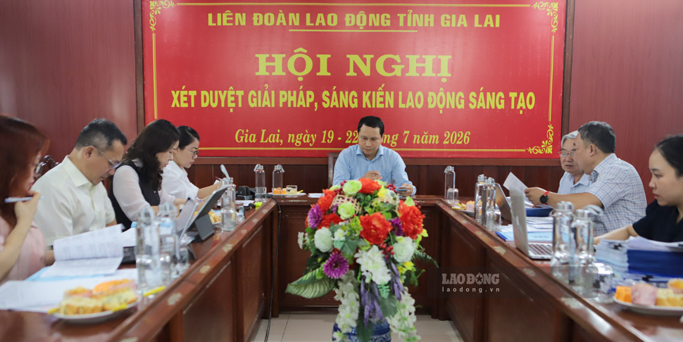 Hội đồng xét duyệt thảo luận, đánh giá 18 giải pháp, sáng kiến. Ảnh: Hoài Phương