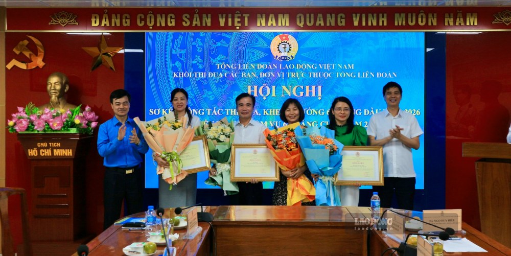 Phó Chủ tịch Thường trực Tổng LĐLĐ Việt Nam Ngọ Duy Hiểu và Phó Chủ tịch Tổng LĐLĐ Việt Nam Lê Văn Nghĩa trao Bằng khen của Ban Chấp hành Tổng LĐLĐ Việt Nam cho 4 đơn vị. Ảnh: Quỳnh Chi