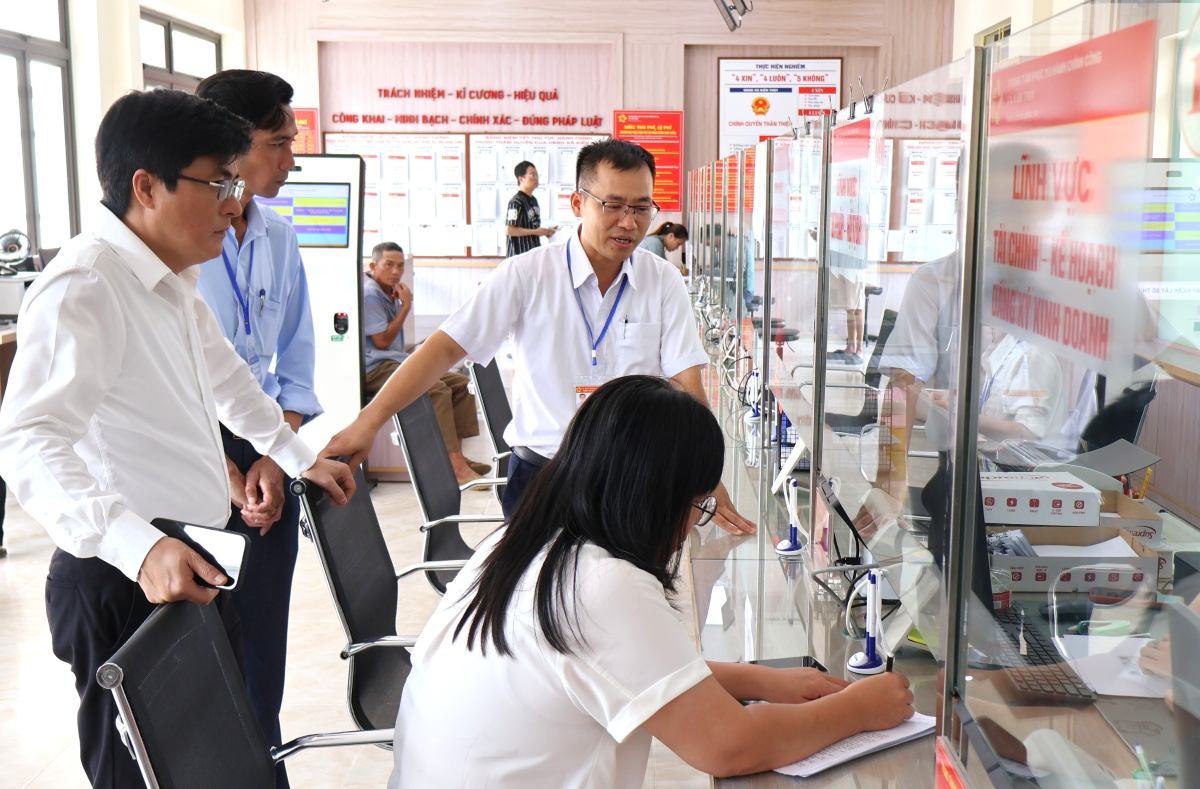 The inspection team works at the Public Administration Service Center. Photo: Hai Phong City e-Portal