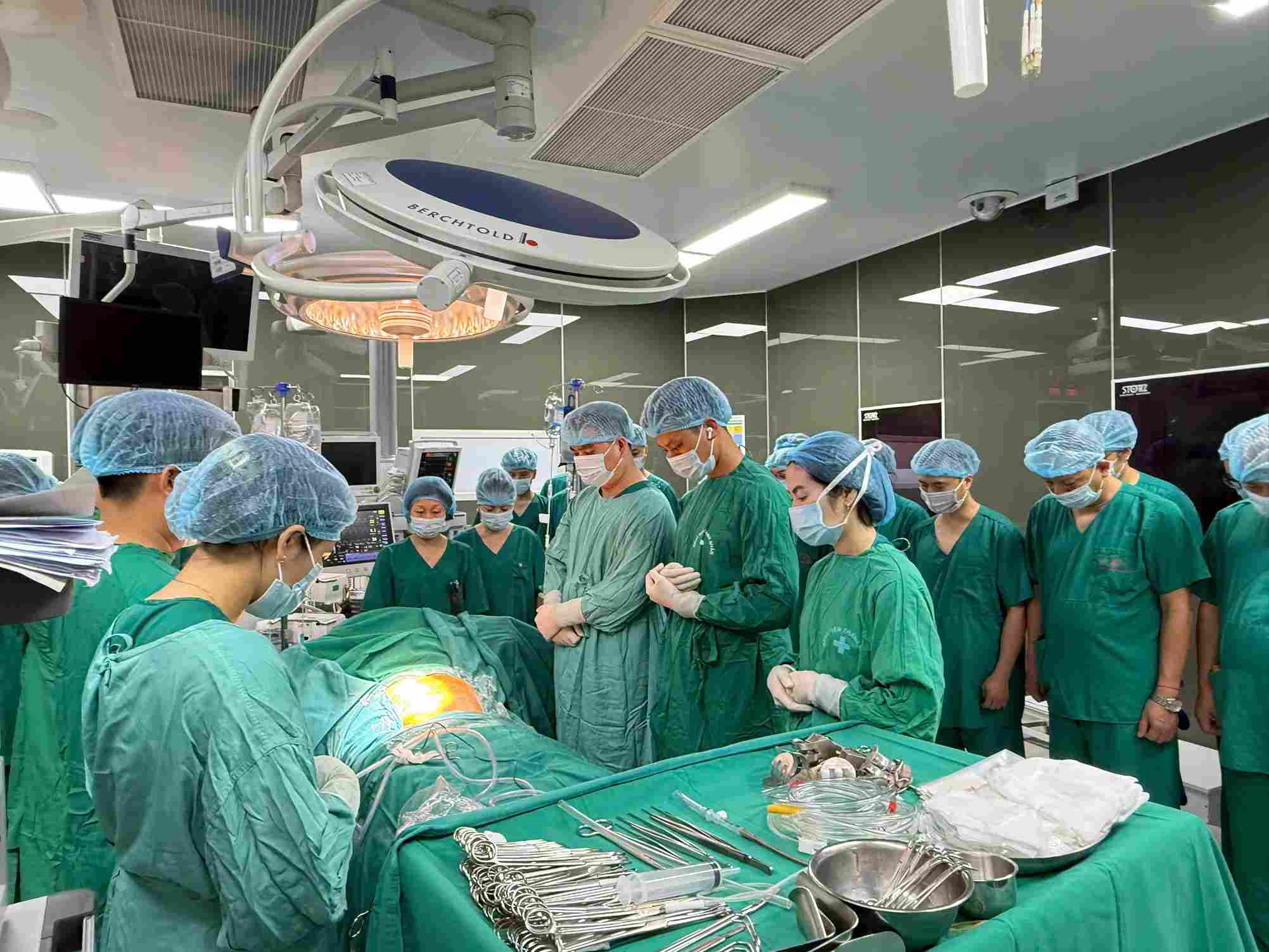Desde la decisión de donar órganos hasta el viaje para salvar a tres pacientes. Foto: Hospital Thanh Nhan proporcionada