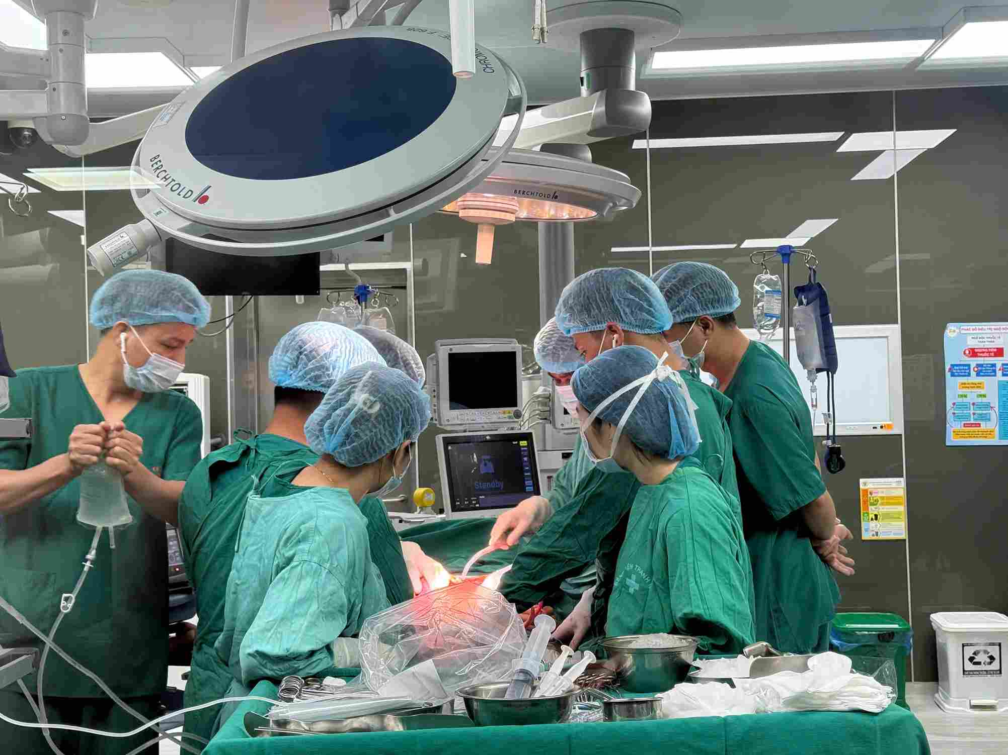 Hàng chục bác sĩ, điều dưỡng, kỹ thuật viên phối hợp khẩn trương để hồi sức bảo tồn tạng, đánh giá chức năng các tạng hiến và chuẩn bị cho ca lấy tạng. Ảnh: Bệnh viện Thanh Nhàn cung cấp