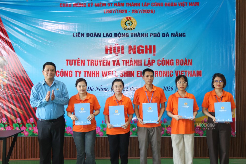 Representatives of the leadership of the Trade Union Committee of Industrial Parks of Da Nang City present the decision to admit union members to employees of Well Shin Electronic Vietnam Co., Ltd. Photo: Nguyen Linh