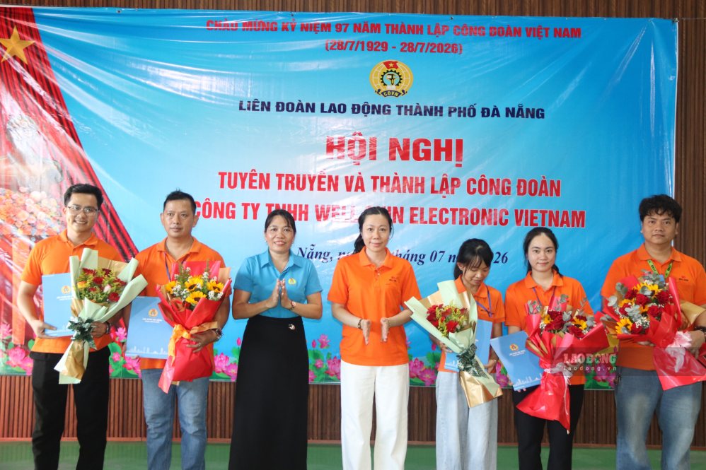 Ban Chấp hành Công đoàn cơ sở Công ty TNHH Well Shin Electronic Vietnam ra mắt và nhận hoa chúc mừng từ đại diện LĐLĐ thành phố cùng Ban Giám đốc công ty. Ảnh: Nguyễn Linh