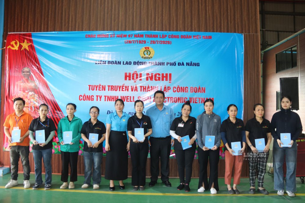 Lãnh đạo Công đoàn các Khu công nghiệp thành phố Đà Nẵng trao quà hỗ trợ cho các đoàn viên có hoàn cảnh khó khăn tại doanh nghiệp. Ảnh: Nguyễn Linh