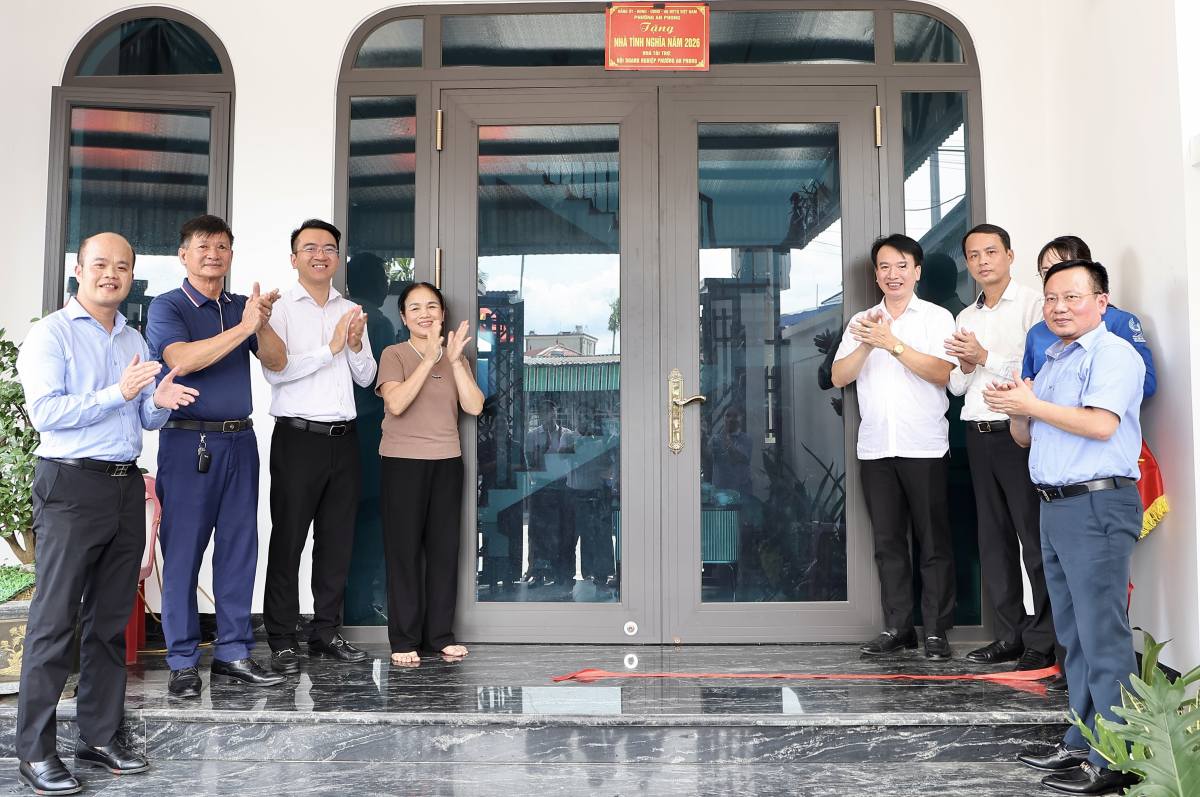 Inauguration of the house for Mrs. Tong Thi Xay, the biological daughter of the martyr. Photo: Hai Phong e-Portal
