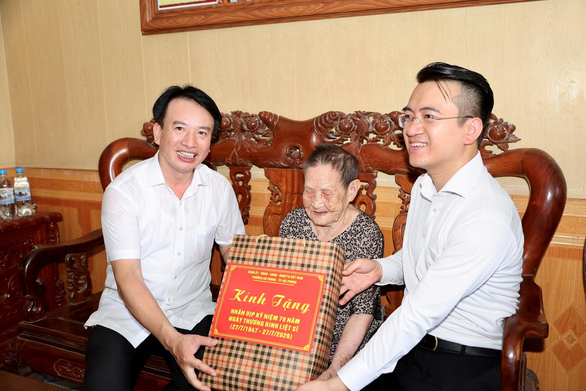Đại diện lãnh đạo Ủy ban MTTQ Việt Nam thành phố cùng Đảng ủy phường An Phong trao quà cho Mẹ Việt Nam Anh hùng Nguyễn Thị Ót. Ảnh: Cổng TTĐT Hải Phòng