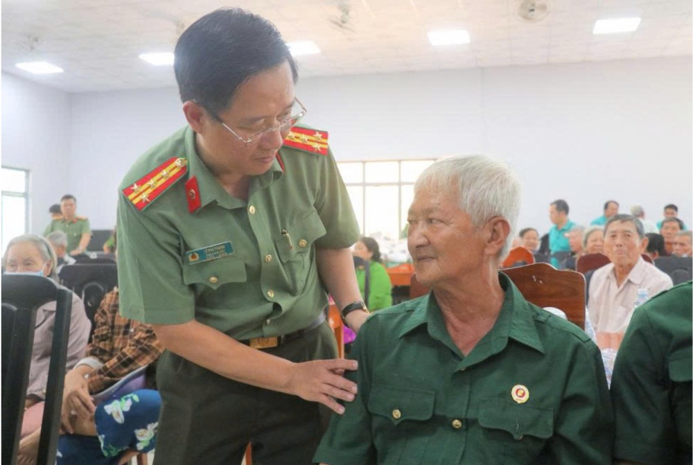 Đại tá Lê Phú Thạnh, Phó Giám đốc Công an tỉnh An Giang thăm hỏi sức khỏe, đời sống các thương binh, bệnh binh, cựu chiến binh, gia đình chính sách và người có hoàn cảnh khó khăn. Ảnh: Bình An