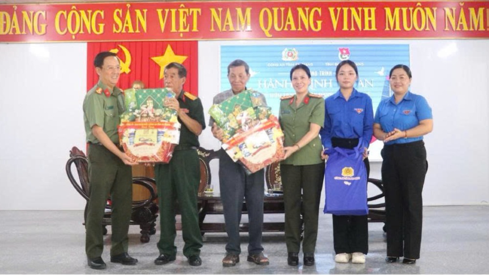 Representatives of the Police and Provincial Youth Union leaders present gifts to delegates participating in the seminar. Photo: Binh An/ An Giang Police