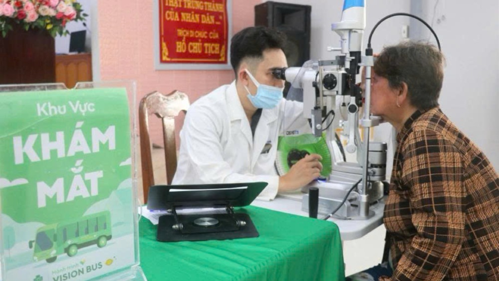 Các bác sĩ tình nguyện viên khám mắt, tư vấn sức khỏe và phát thuốc miễn phí cho các thương binh, bệnh binh, gia đình có công với cách mạng trên địa bàn phường Thới Sơn. Ảnh: Bình An/ Công an An Giang