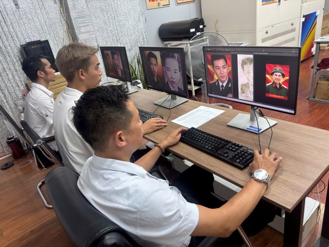 Các thành viên thuộc nhóm phục dựng ảnh Team Lee sử dụng công nghệ số để hồi sinh những bức chân dung liệt sĩ đã phai mờ theo thời gian. Ảnh: Bộ Tư lệnh TPHCM