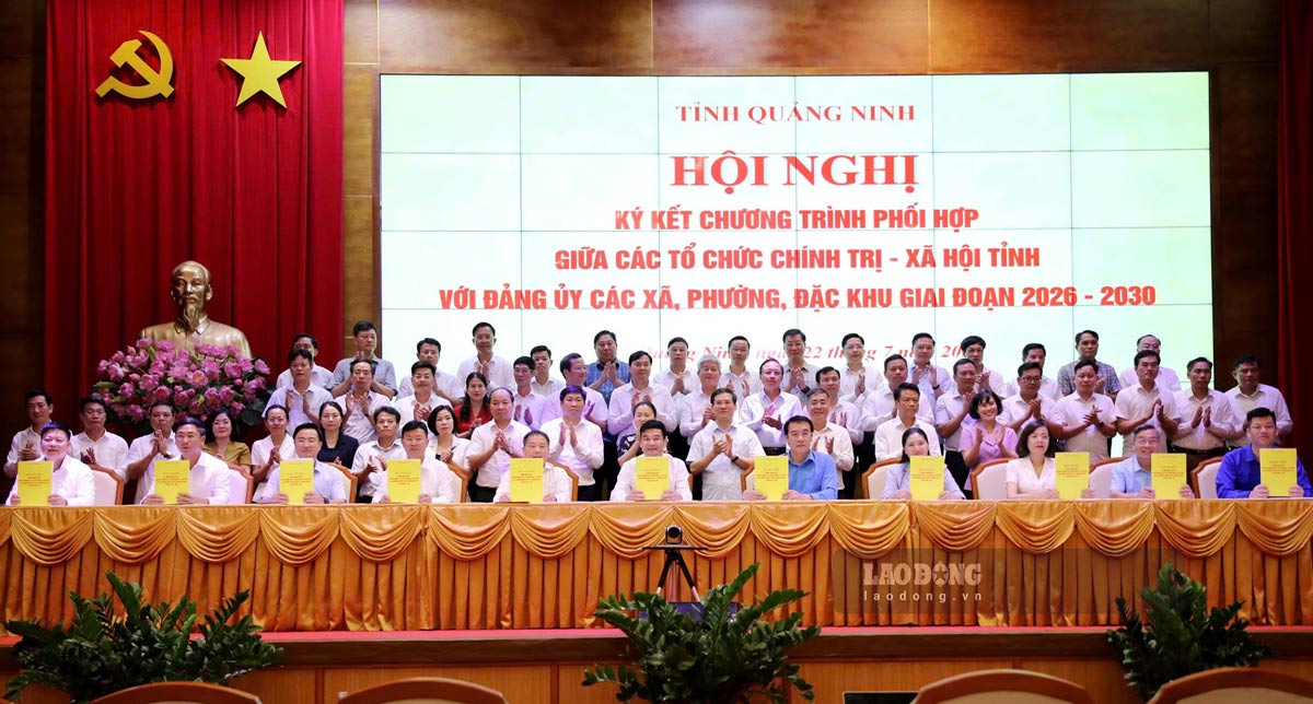Political and social organizations of Quang Ninh province and Party Committees of 54 communes, wards, and special economic zones signed a coordination program for the period 2026-2030. Photo: Hai Linh