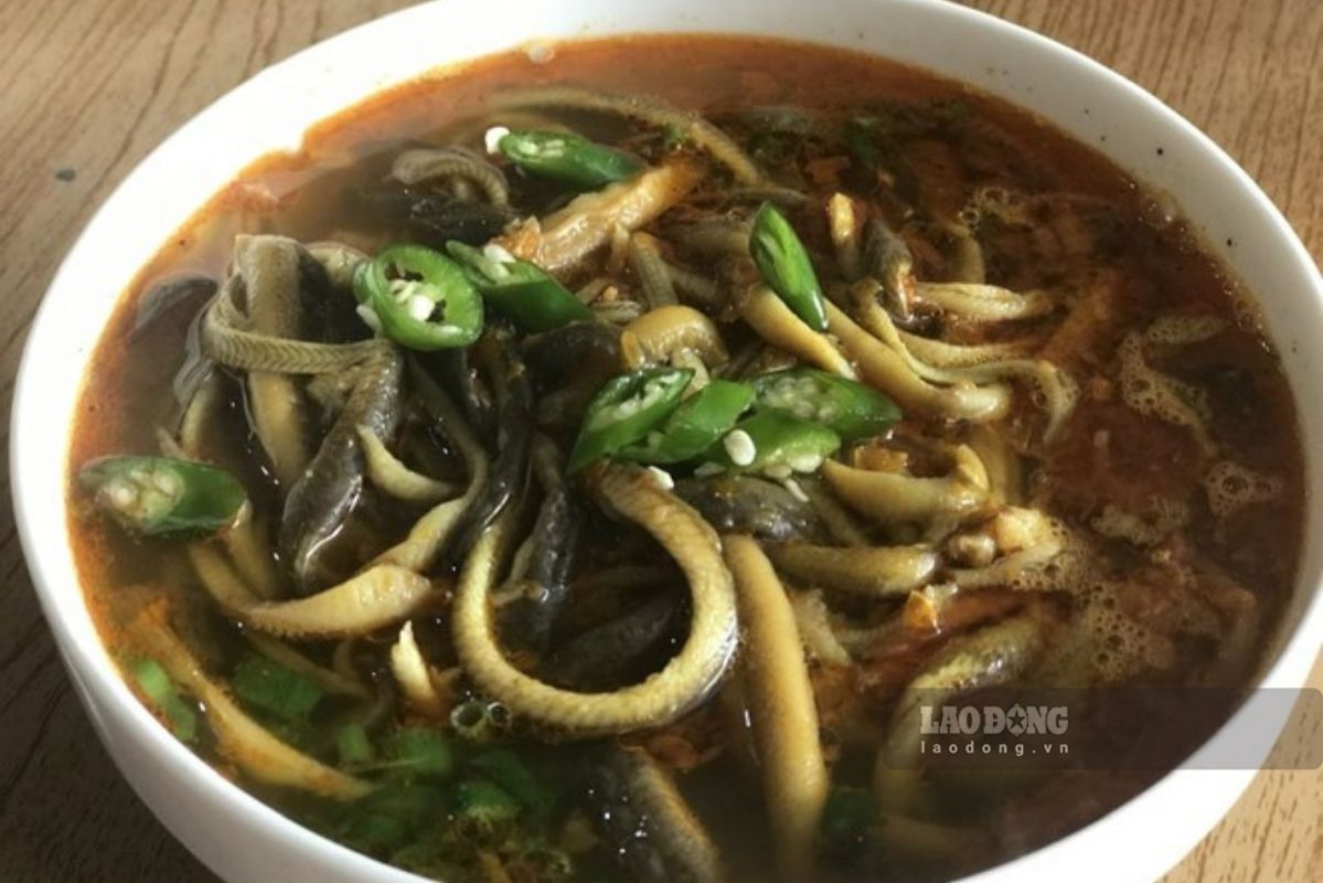 Cua Lo Ward Police (Nghe An) are verifying a bowl of eel porridge worth 250,000 VND. Photo: Ky Lam