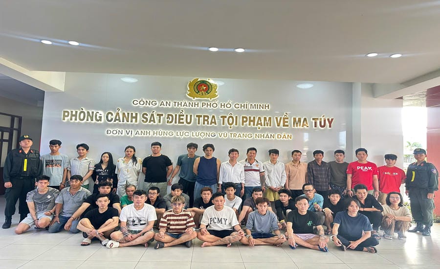 Công an khởi tố 71 bị can, trong đó có ca sĩ Long Nhật và Sơn Ngọc Minh hôm 20.5.2026. Ảnh: Công an TPHCM