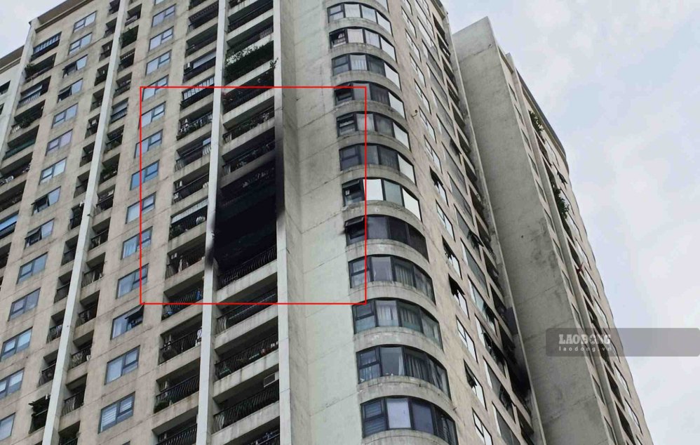 Después del incendio, el exterior del apartamento en el piso 19 y algunos apartamentos de arriba estaban ennegrecidos por el humo negro. Foto: Ha Thanh