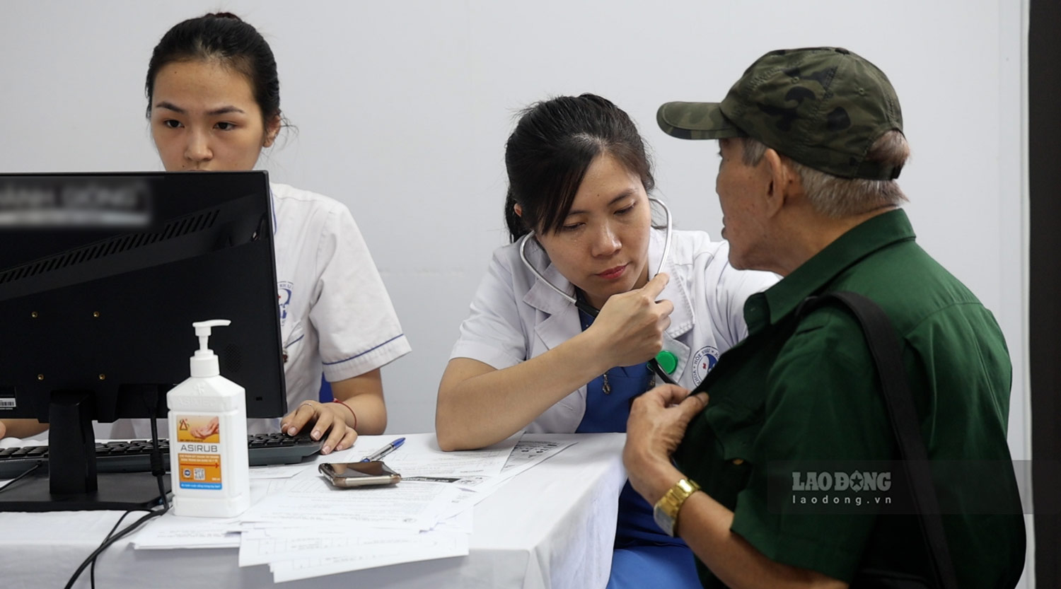 Người dân được thăm khám, kiểm tra sức khỏe kỹ lưỡng. Ảnh: Dương Anh
