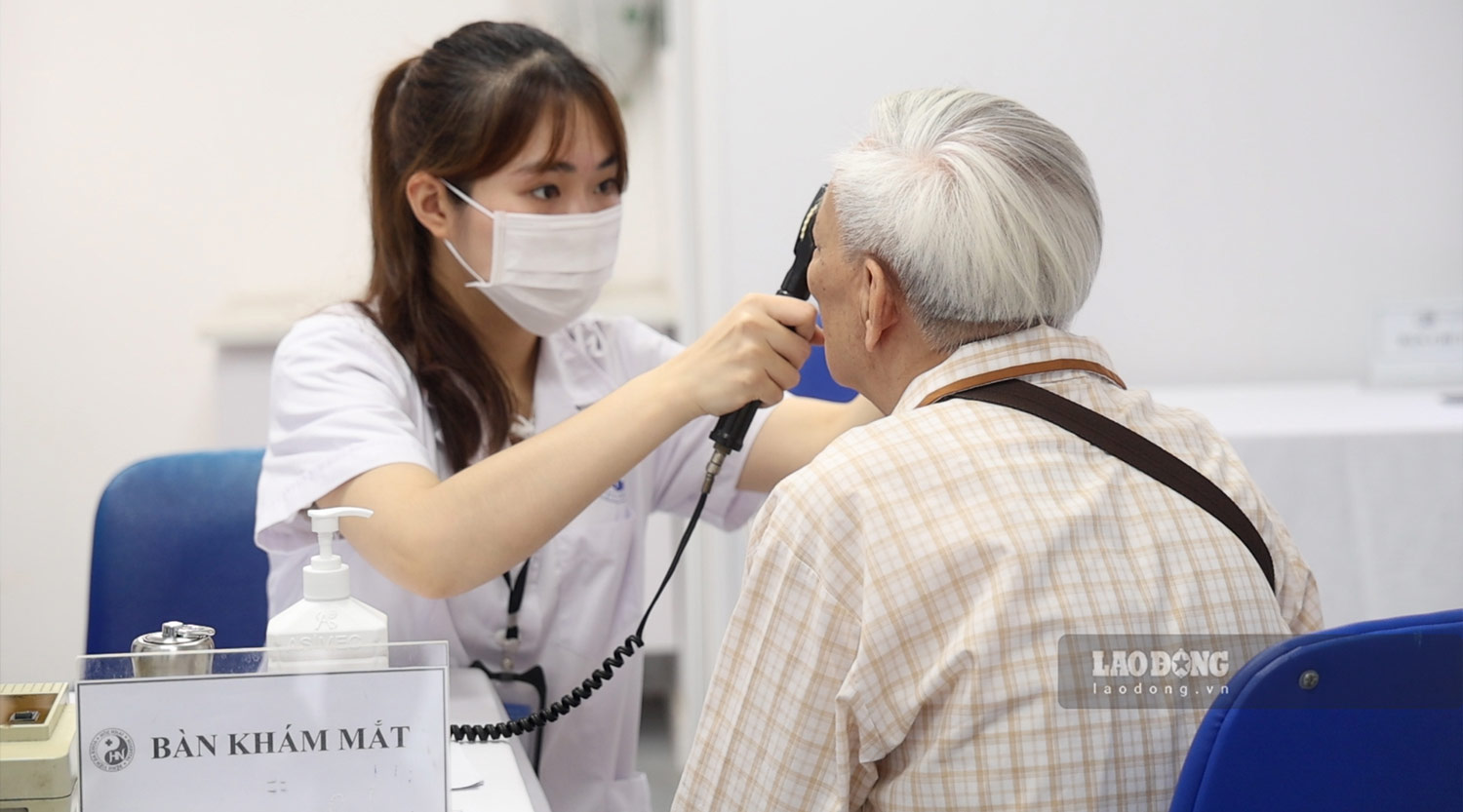 Con motivo del 79 aniversario del Día de los Inválidos de Guerra y Mártires, muchas personas meritorias en el barrio de Hong Ha (Hanoi) recibieron exámenes médicos gratuitos. Foto: Duong Anh