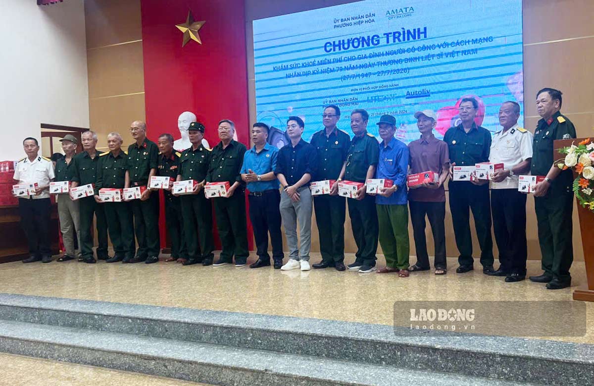 Chủ tịch Công đoàn phường Đông Mai và lãnh đạo Công ty tra
