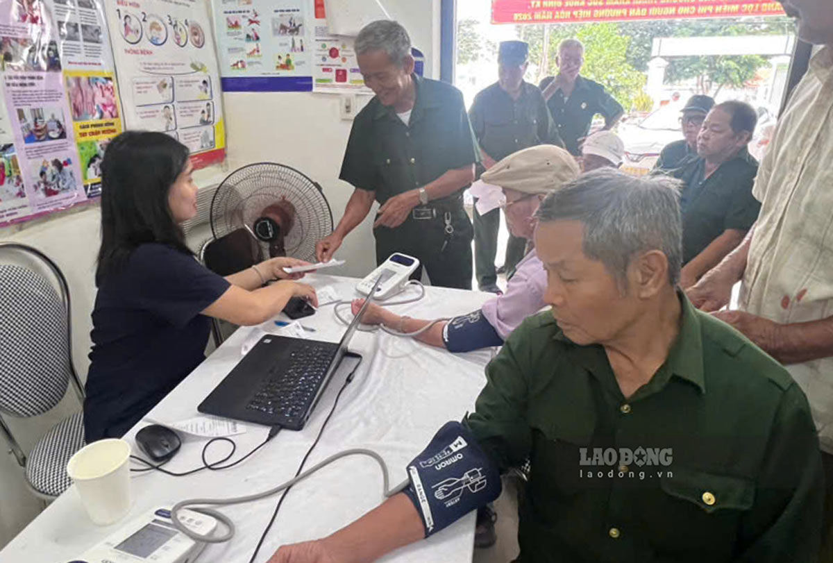 Doctors and nurses of Quang Ninh Provincial General Hospital examine and advise on health for people with meritorious services at the program. Photo: Do Hung