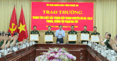 Hot reward for forces that dismantled a cross-border drug case in Nghe An. Photo: Nghe An Border Guard