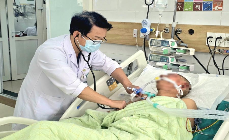 Patients poisoned by AI treatment online must be treated at the Poison Control Center, Bach Mai Hospital. Photo: Hospital provided
