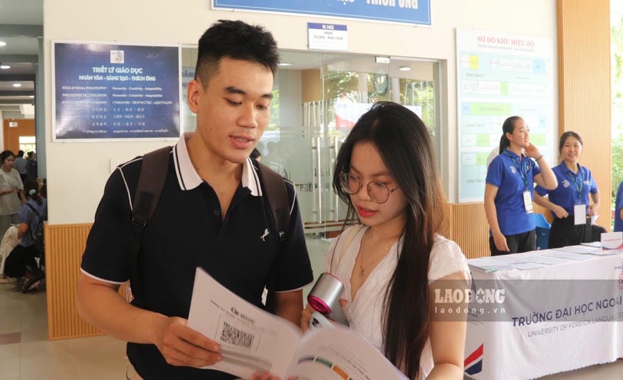 Workers prepare application documents at recruitment booths of businesses. Photo: Nguyen Linh