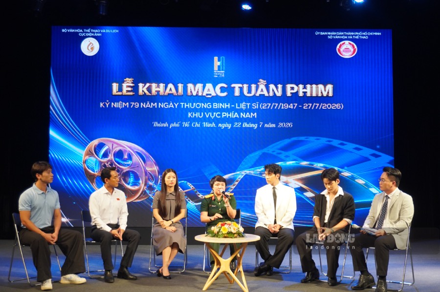 Young people in Ho Chi Minh City are moved to watch historical films, vowing to leave when the Fatherland needs them. Photo: Mai Anh.