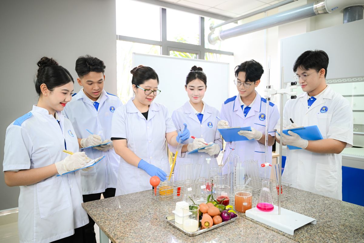 Students of Van Hien University practice in a modern laboratory under the guidance of lecturers, contributing to improving professional capacity and research skills. Photo: Van Hien University