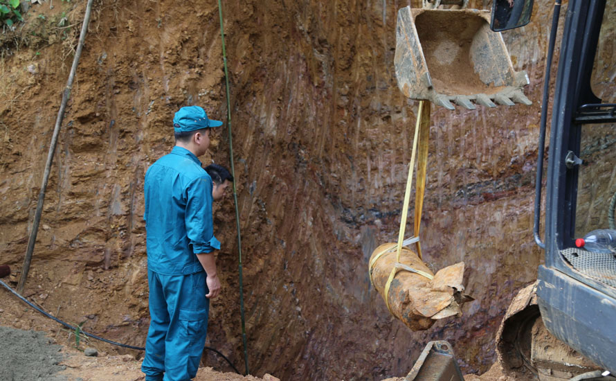 Functional forces proceed to dismantle the bomb to the detonation site. Photo: Lao Cai e-Portal