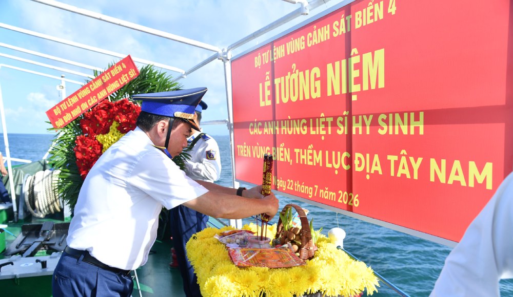 Major General Dao Ba Viet - Commander of Coast Guard Region 4 offers flowers and incense to commemorate heroic martyrs who sacrificed on the sea and continental shelf of the Southwest of the Fatherland. Photo: Duc Thai