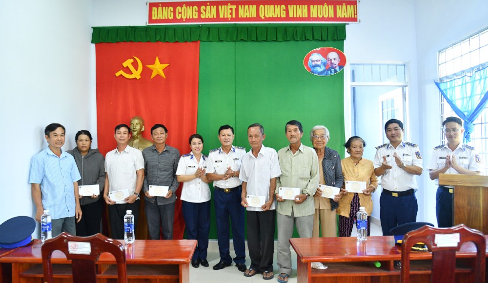 Bộ Tư lệnh Vùng Cảnh sát biển 4 thăm, tặng quà các gia đình chính sách trên địa bàn. Ảnh: Đức Thái