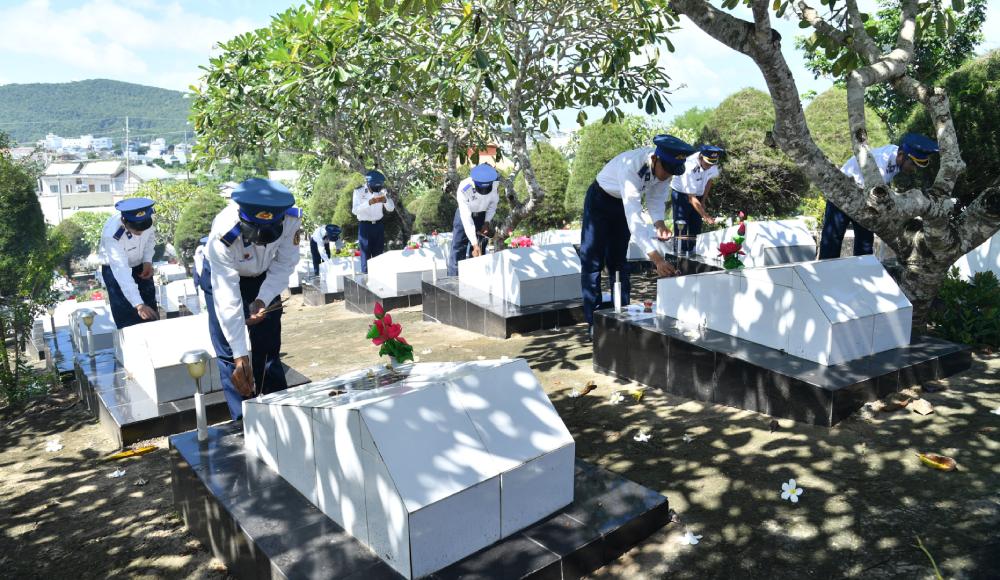 Cán bộ, chiến sĩ Bộ Tư lệnh Vùng Cảnh sát biển 4 thắp hương tri ân các anh hùng liệt sĩ tại Nghĩa trang Liệt sĩ Phú Quốc. Ảnh: Đức Thái