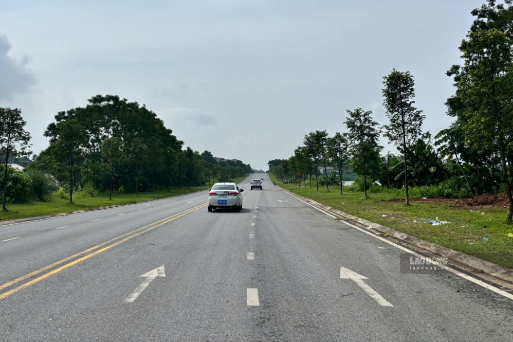 Mặt đường Tôn Đức Thắng rộng rãi với 4 làn đường. Ảnh: Tô Công