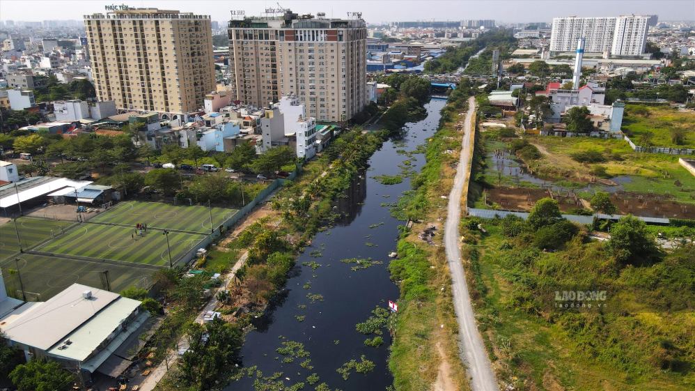 Kênh Tham Lương - Bến Cát - rạch Nước Lên ô nhiễm nghiêm trọng trước khi triển khai dự án cải tạo. Ảnh: Anh Tú