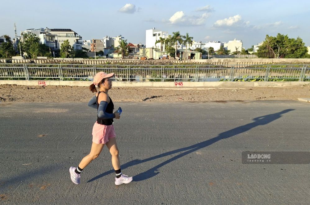 People running and exercising on the road along the Tham Luong - Ben Cat canal. Photo: Minh Quan