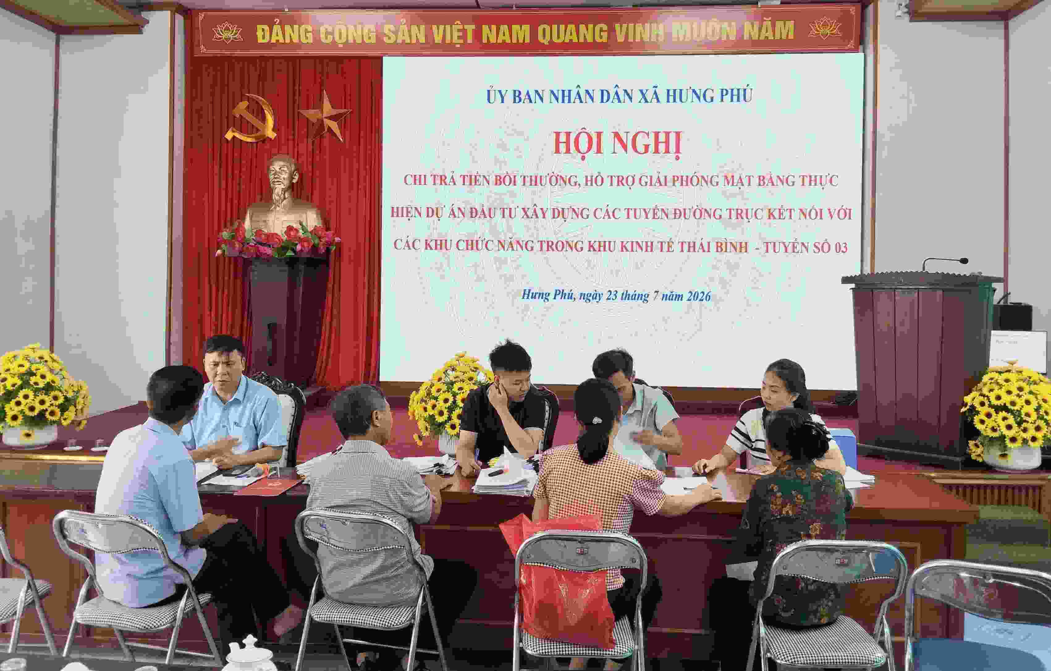 Hung Phu Commune People's Committee, Hung Yen province organizes the payment of compensation and site clearance support for the project to invest in building main roads connecting with functional areas in Thai Binh Economic Zone. Photo: Hung Phu Commune