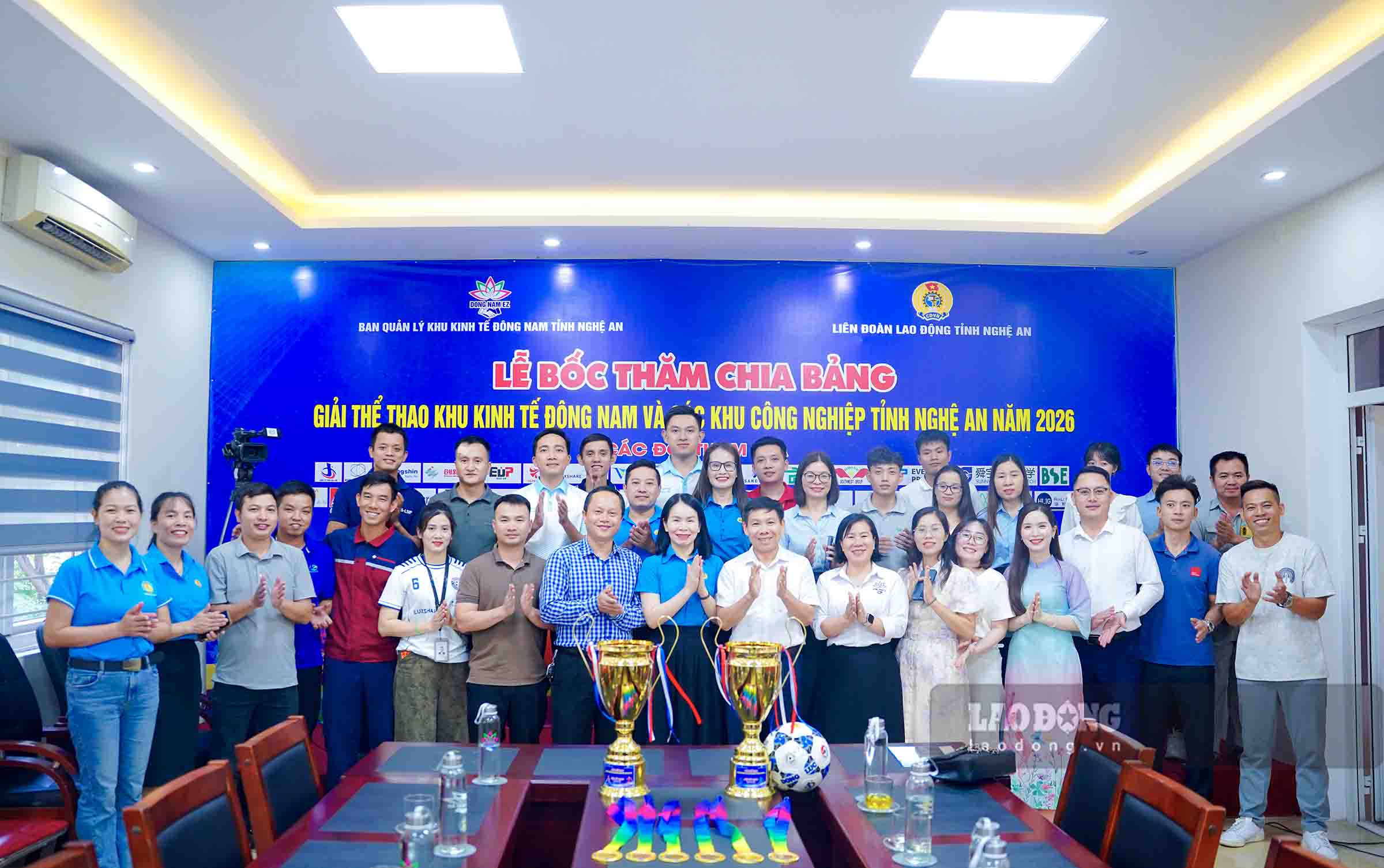 The Organizing Committee of the Southeast Economic Zone Sports Tournament conducts the draw and group division ceremony. Photo: Duy Chuong