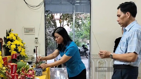 Quỹ Tấm lòng Vàng chia sẻ mất mát với gia đình nạn nhân vụ tai nạn lao động. Ảnh: Viên Nguyễn