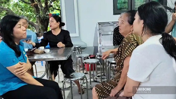 Representatives of the Vietnam General Confederation of Labor and the Golden Heart Charity Fund encourage the families of the victims of the labor accident. Photo: Vien Nguyen
