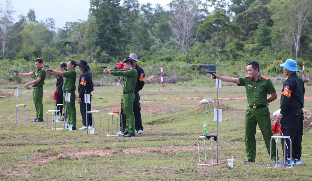 Through the inspection, the Police force of units continues to consolidate skills in proficiently using weapons and supporting tools. Photo: Tien Dung/ An Giang Police