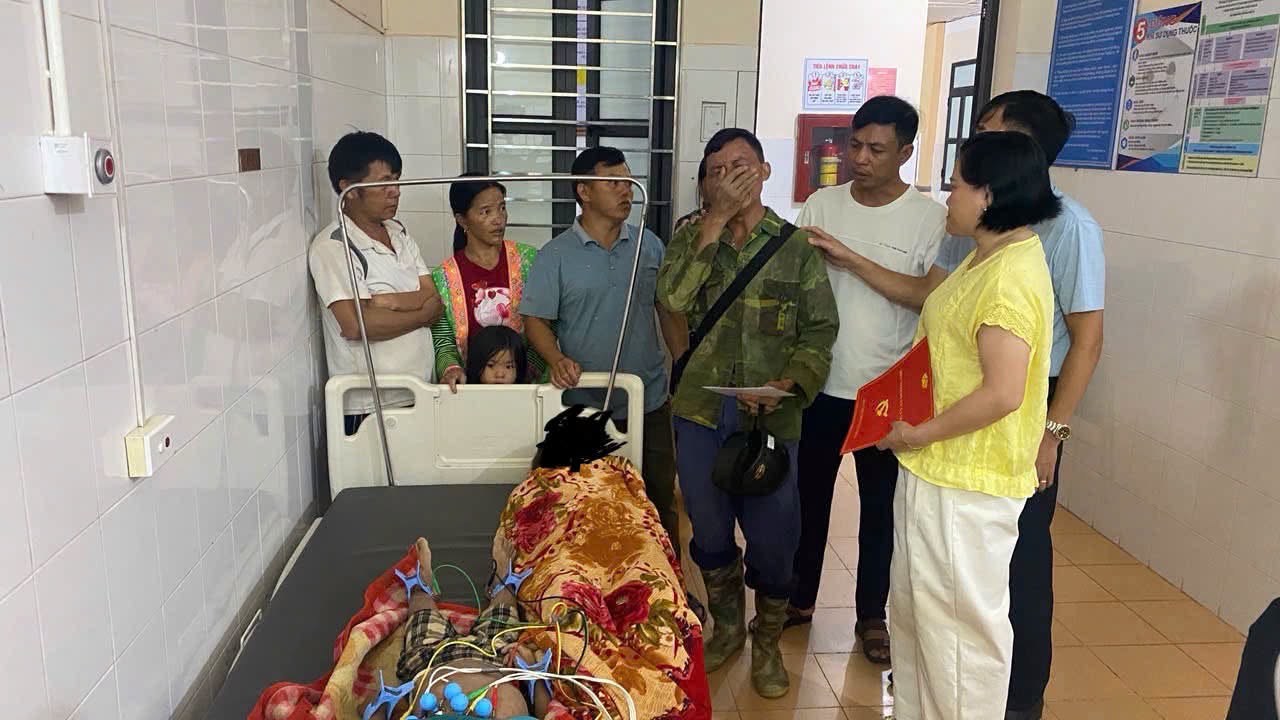 Lãnh đạo xã Mường Nhé thăm hỏi, động viên gia đình có 2 cháu bé tử vong do sét đánh. Ảnh: UBND xã Mường Nhé