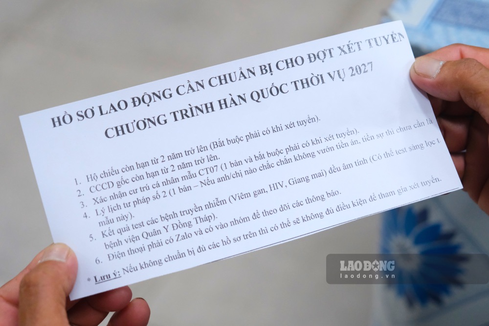 Anh Truyền xem các thông tin làm hồ sơ đi làm việc thời vụ ở nước ngoài tại TTDVVL Đồng Tháp. Ảnh: Nhóm PV. 