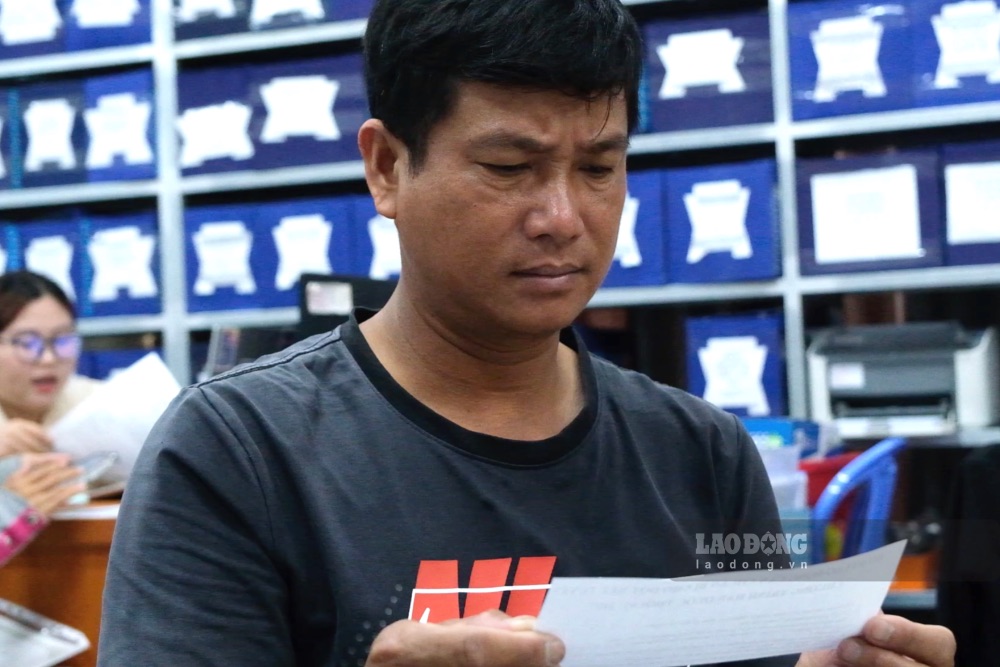 Mr. Truyen views information for applying for seasonal work abroad at Dong Thap TTDVVL. Photo: PV Group.