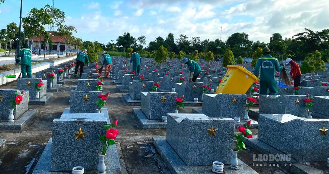 Cleaning up at Gia Rai Martyrs' Cemetery, Ca Mau. Photo: Nhat Ho.